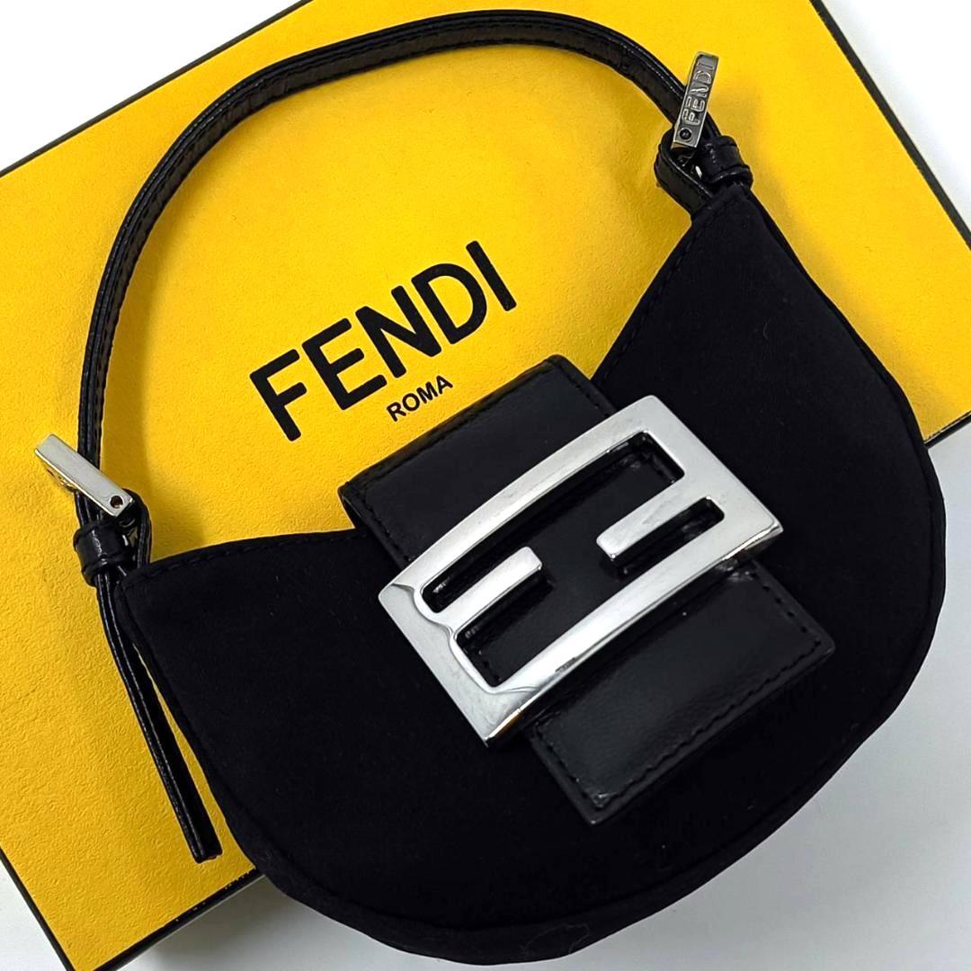 極美品 希少✨️フェンディ マンマ マイクロ クロワッサン アクセサリーポーチ