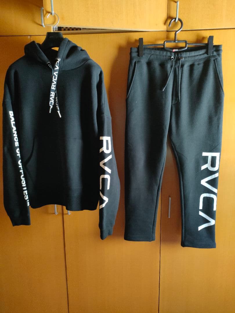 RVCA ブラック パーカーとパンツセットアップ S 未使用に近い