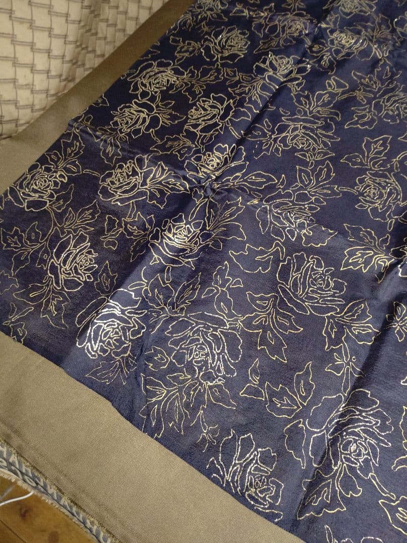 3B2325）約105cm幅×約3.5m・黒のオーガンジー状・金ラメのバラ柄