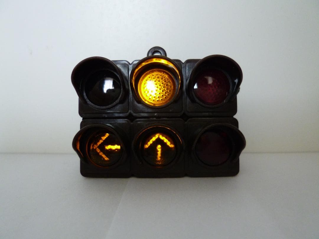本物志向改造 信号機ガチャ（車両灯器 路面電車用「←↑×」3灯