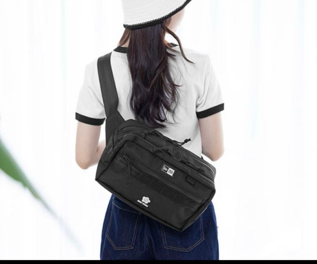 NEW ERA(R) × MARY QUANTスクエア ボディバッグ（ブラック） - メルカリ
