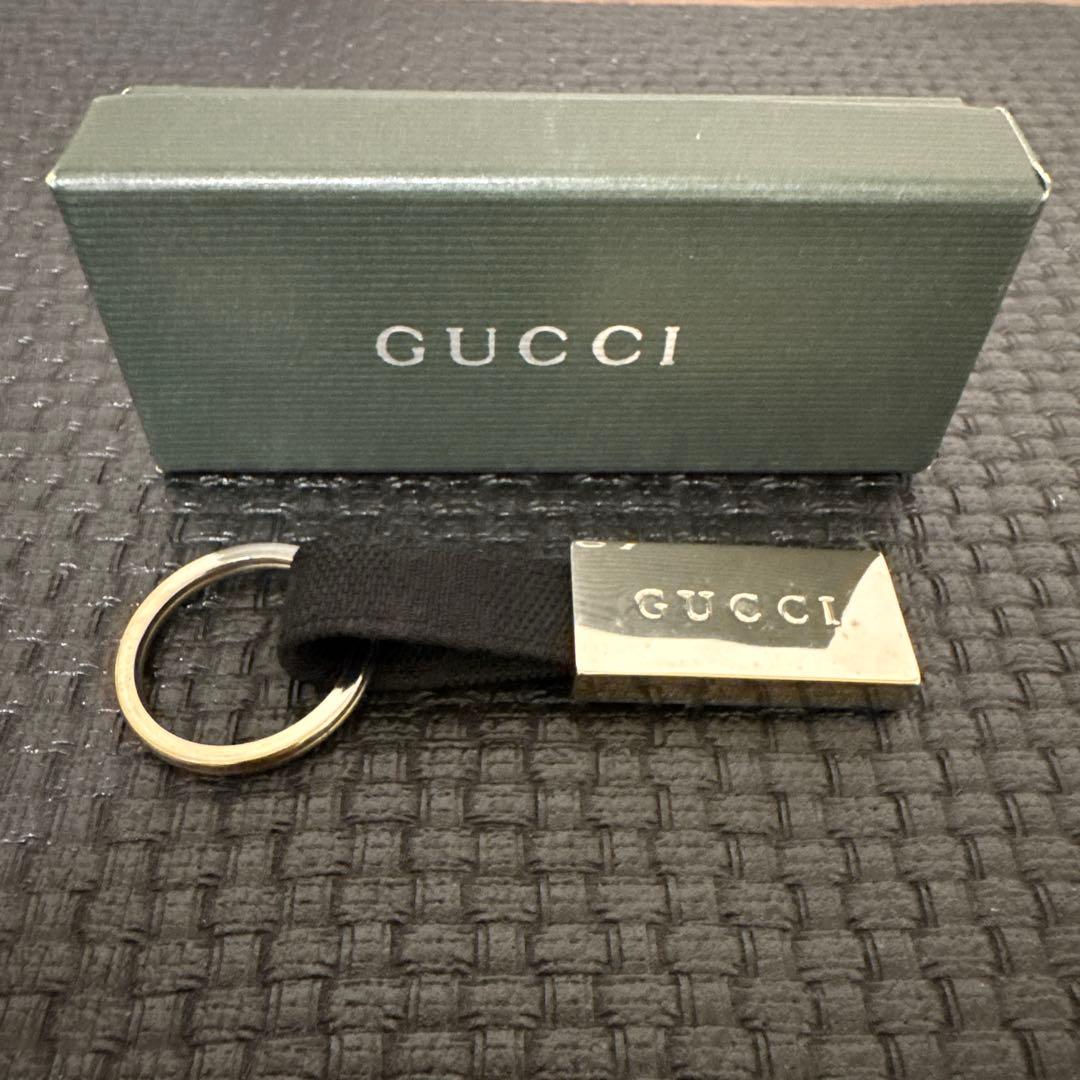 GUCCI プレート型キーホルダー ブラック - メルカリ