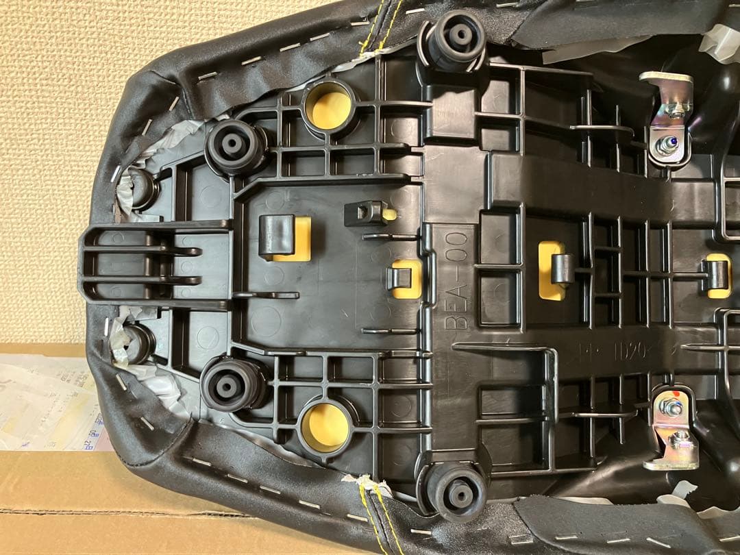 XSR900 （RN80J）'22年型純正シート＋ゲルザブSS（ジャンク品） - メルカリ