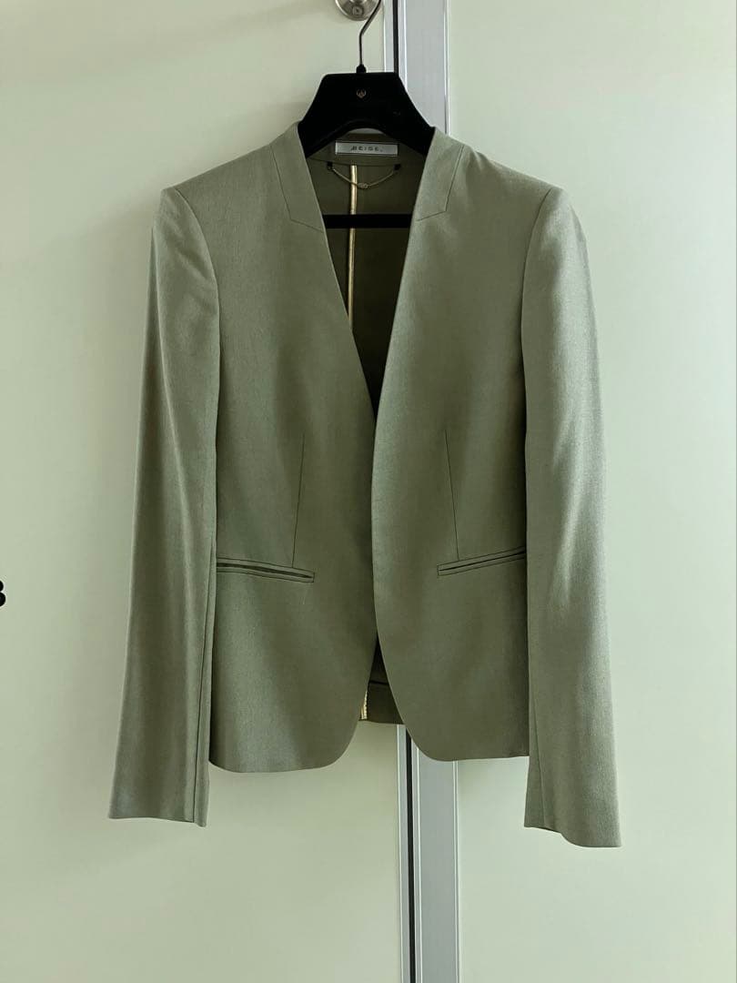 〓BEIGE,〓 khaki ノーカラー ボタンレス セットアップ スーツ