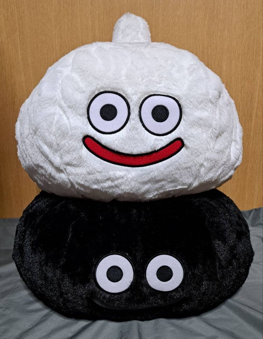 ドラゴンクエスト AM ぬいぐるみ スライムダーク&スライムスノー セット ドラクエ』スライムスノーの「ぬいぐるみ」、スライムダークの