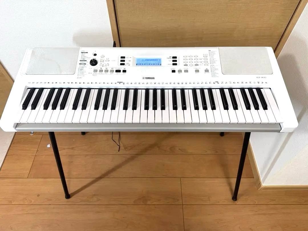 YAMAHA ヤマハ 61鍵キーボード EZ-300 ホワイト　スタンド付き