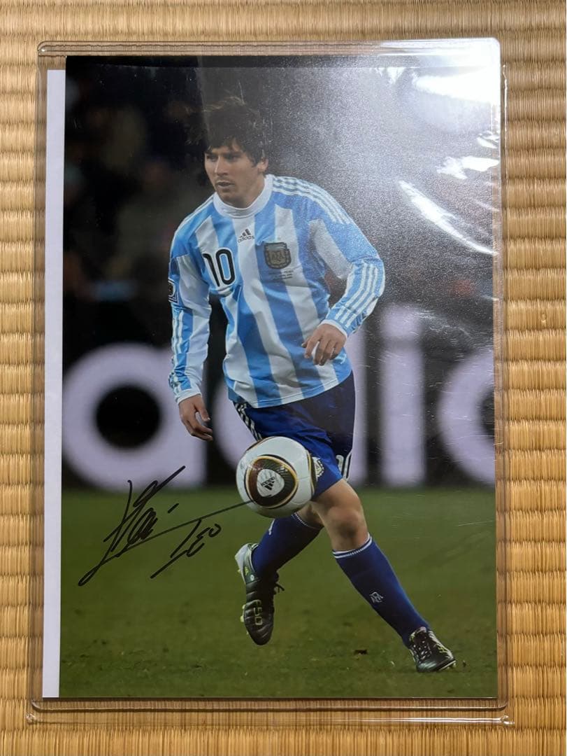 リオネル・メッシ 直筆サイン入り写真 証明書付き - メルカリ