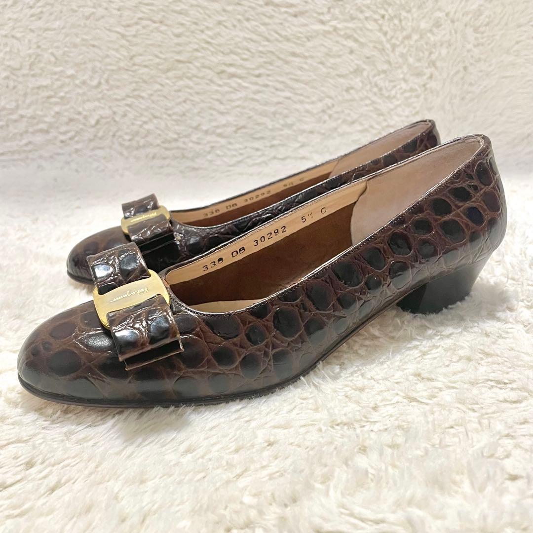 未使用級 サルヴァトーレフェラガモ ヴァラ 型押しレザー パンプス 5.5 新品未使用 サルヴァトーレフェラガモ パンプス 本革 5 5 23cm