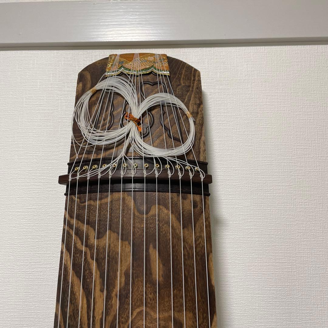 送料無料! 高級 和琴 お箏 綾杉彫り 義伸刀銘 和楽器 弦楽器 雅楽