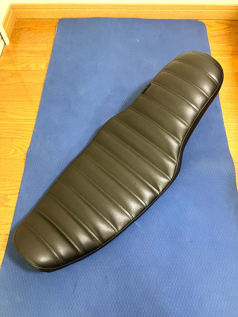 ハーレー　ダイナ　シート　Day Dream タックロール　コブラシート