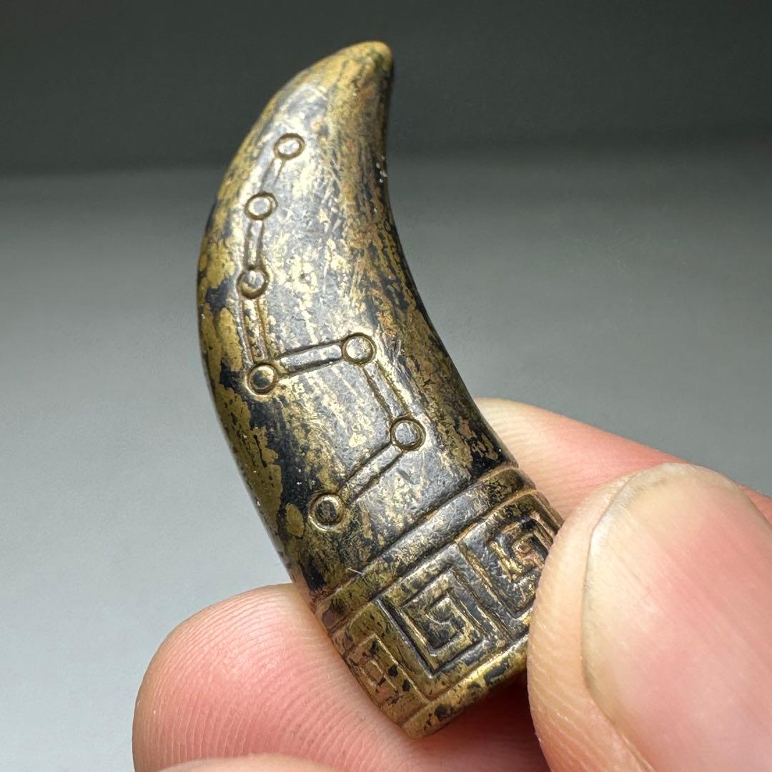 古い　ペンダント　真鍮？　金銅　北斗七星◆金属製彫刻カーブ角