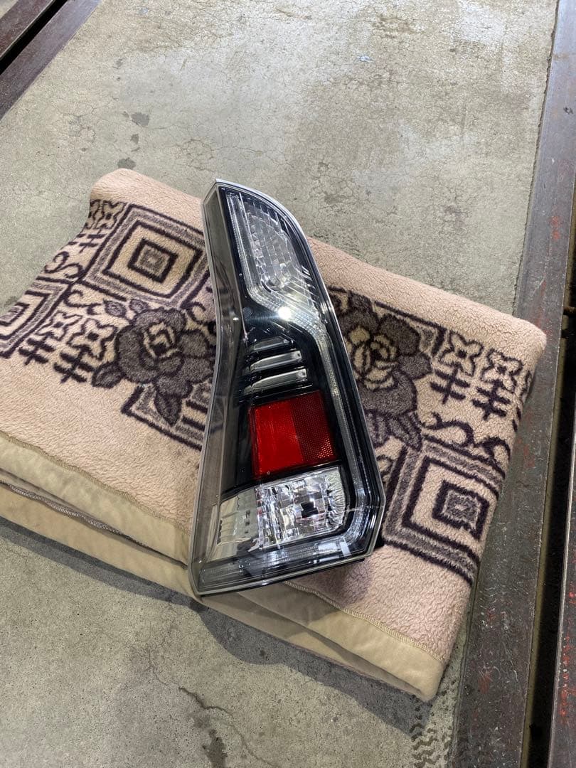 日産セレナ　テールランプ