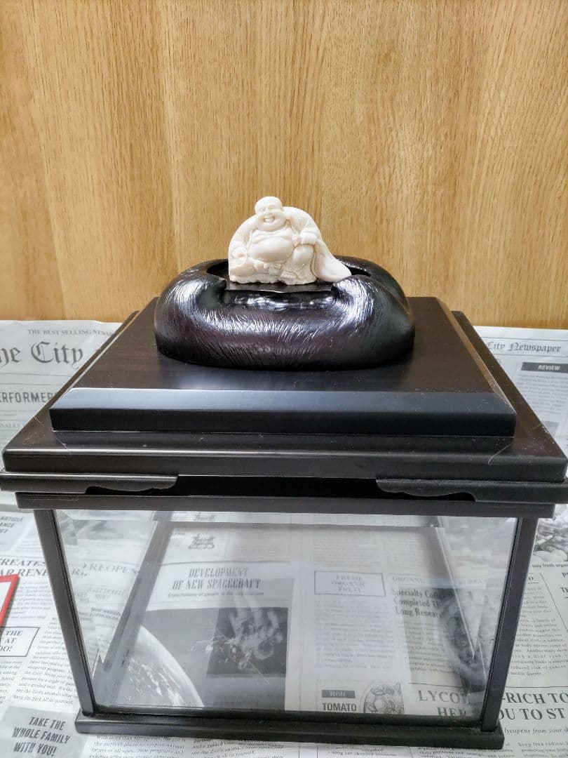 送料込 天然サンゴ 宝石白珊瑚 布袋尊 鑑別保証書 洪順利 作品証明書付