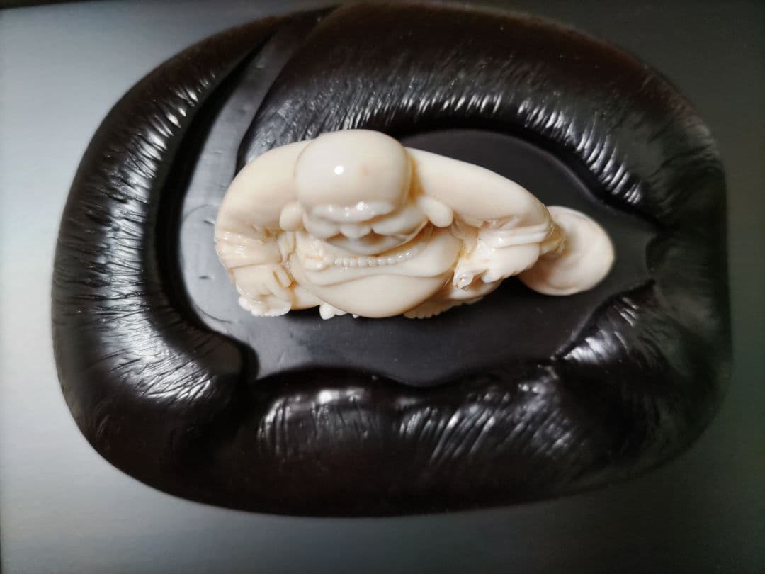 送料込 天然サンゴ 宝石白珊瑚 布袋尊 鑑別保証書 洪順利 作品証明書付