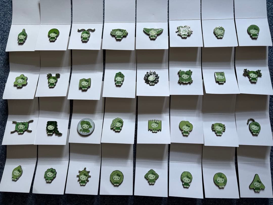 大阪関西万博　日本館　藻類、キティピンバッチ　32種　コンプリートセット