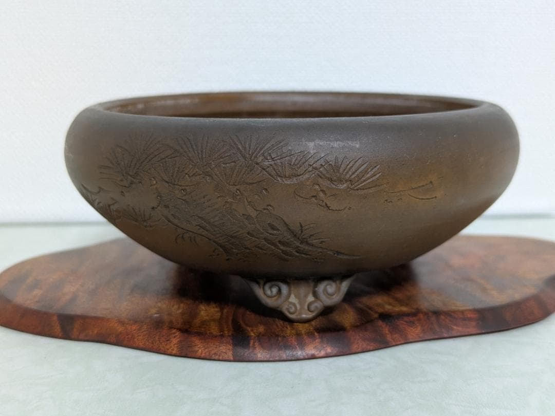 柴泥松刻雲脚丸鉢　落款「美芸」　直径12㎝×高5㎝