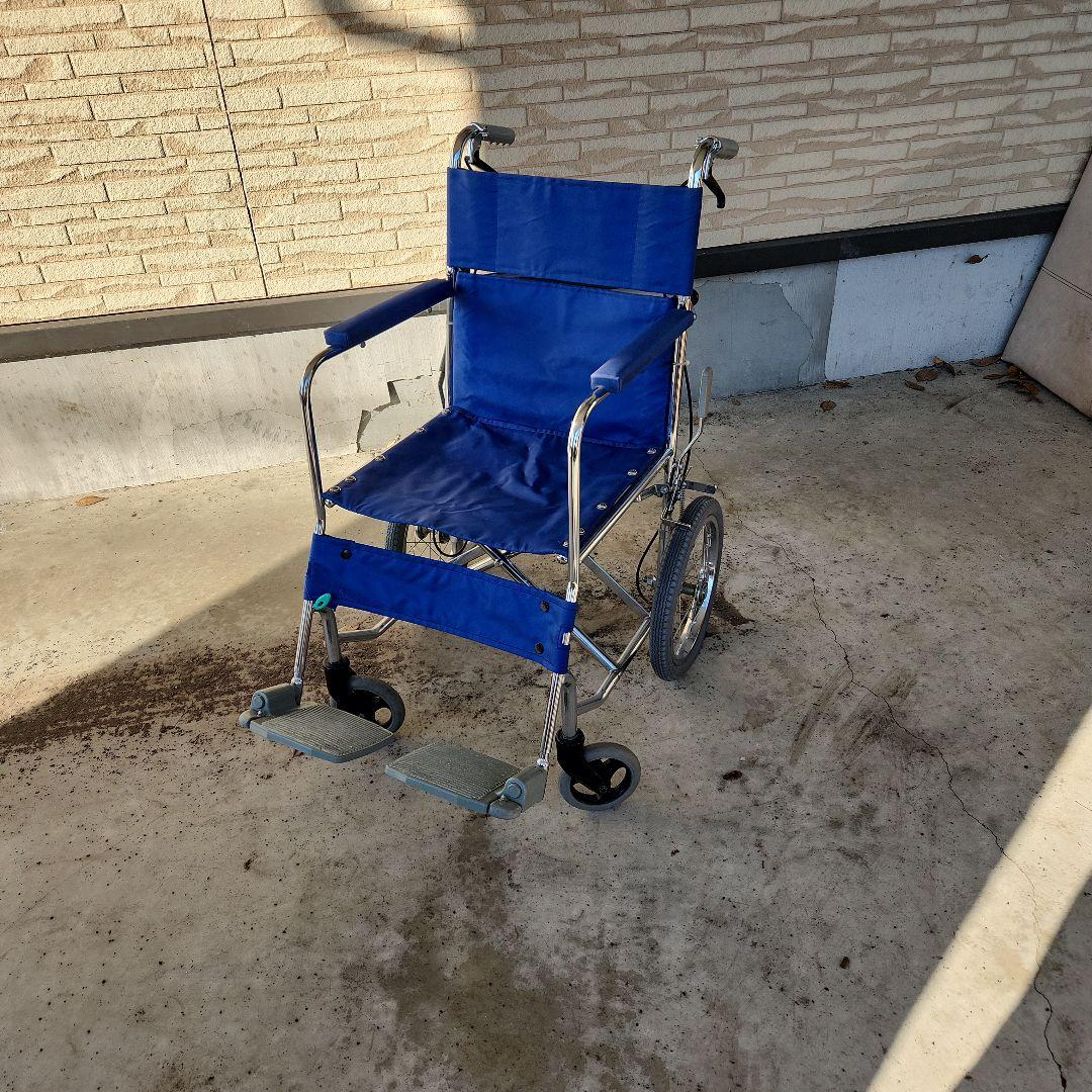 青い折りたたみ式介助用車椅子