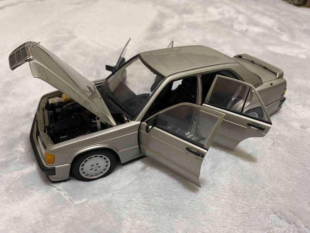 ミニカー AUTOart Mercedes-Benz 190E 1/18