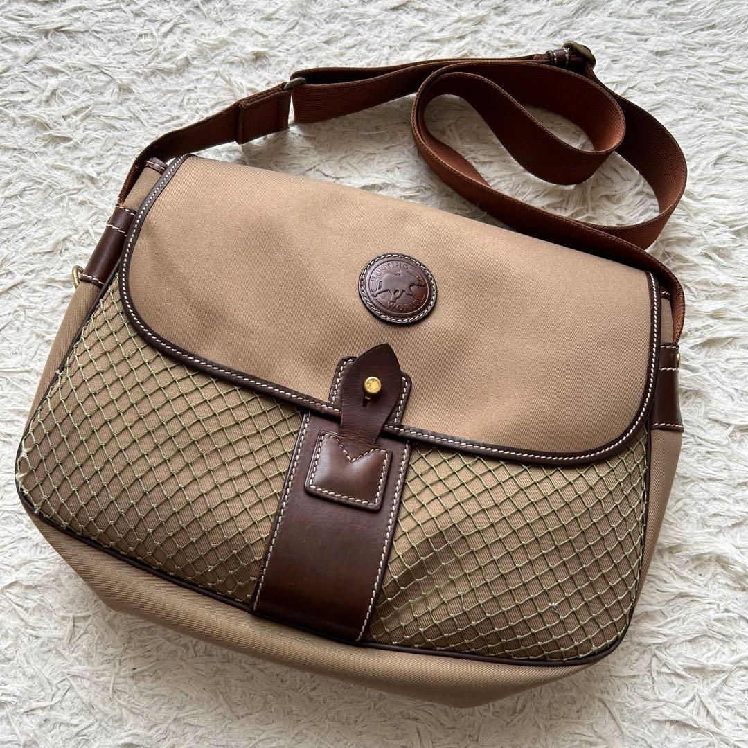 ハンティングワールド　メッセンジャーバッグ