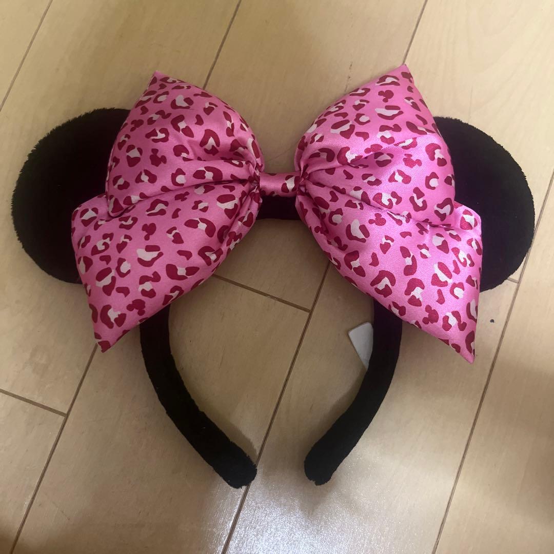 ディズニー ピンクヒョウ柄カチューシャ デカリボン - メルカリ