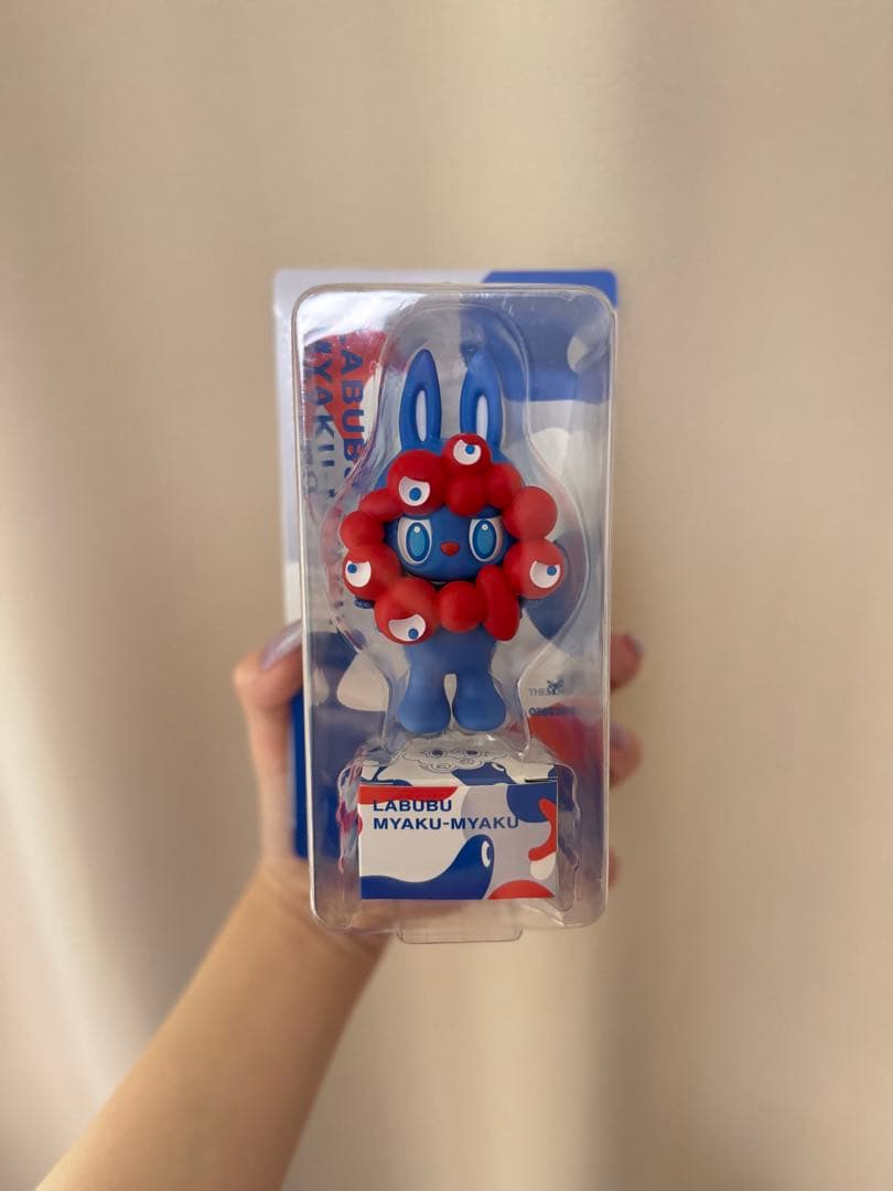 万博2025 限定　ミャクミャク×Labubu ストラップ付フィギュア 大阪万博 ラブブミャクミャク ストラップ付フィギュア - メルカリ