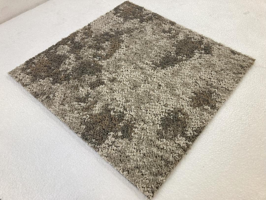 てる　タイルカーペット３0枚　新品・未使用　国内メーカー　アウトレット