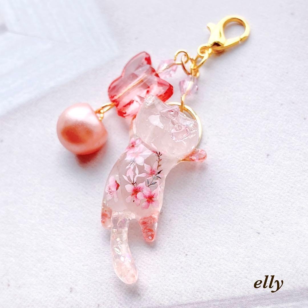 sawasawa様】1256.琉球ガラス 夜桜 じゃれ猫 レジン チャーム - メルカリ