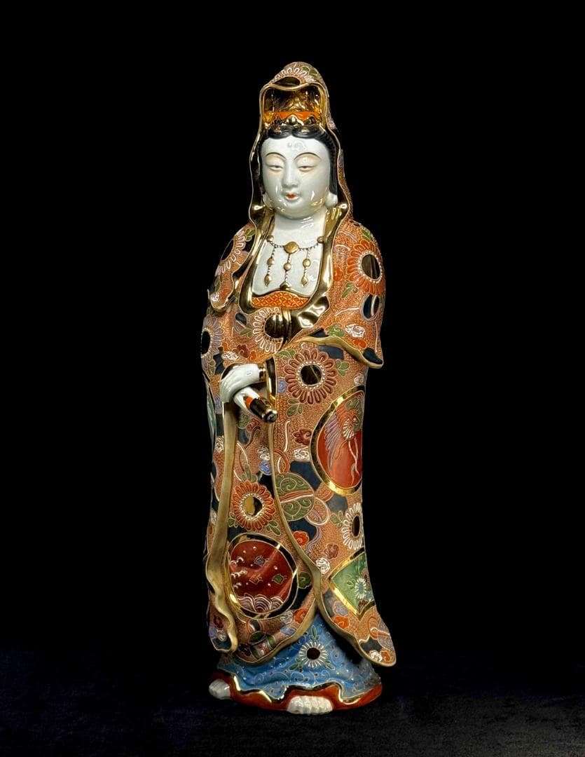 九谷焼　観音像　彩釉と金彩が調和する、気品ある観音立像。　高さ61㎝