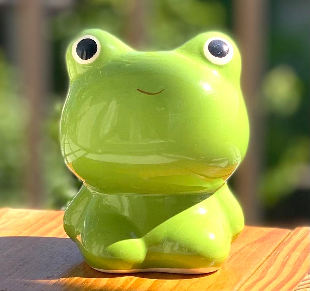 g*a様 薬局ケロちゃん レトロ陶器製カエル貯金箱 緑色オブジェ - メルカリ