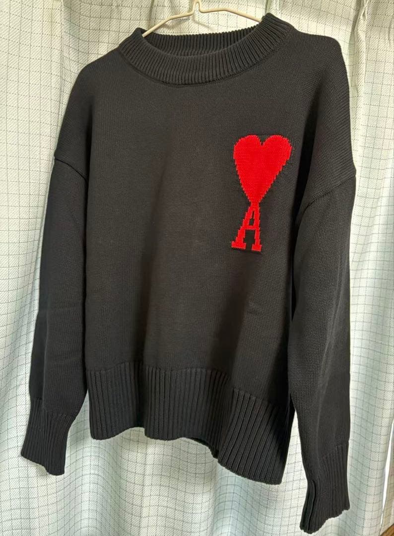 ば*ん様 アミ BIGハート ロゴフェルト メリノウールセーター ブラックレッド アミ BIGハート ロゴフェルト メリノウールセーター ブラックレッドXL