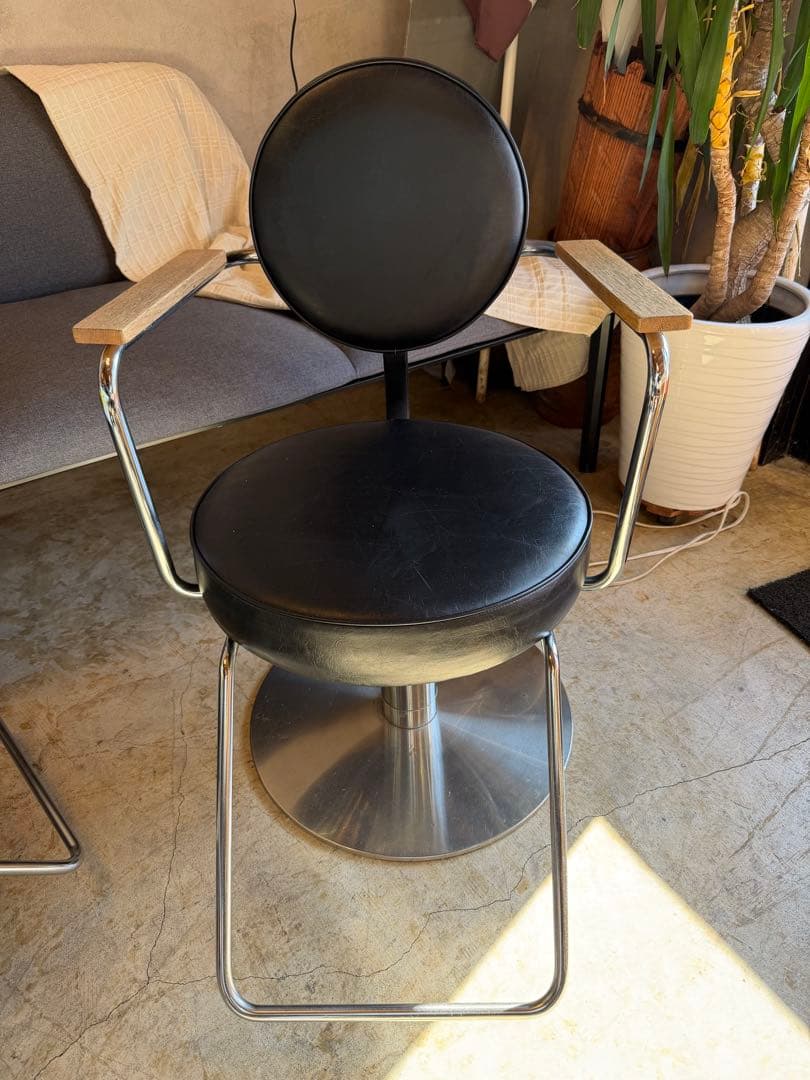 舞子。断捨離中　美容室 理容室 床屋 スタイリング カット セット チェア