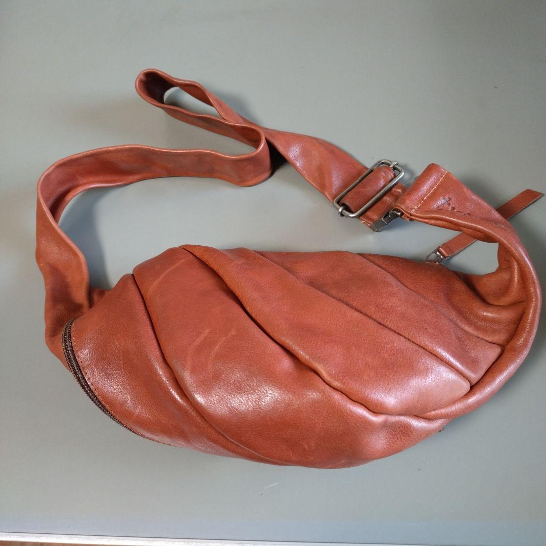 美品trippen] Snakebelt L ( タン）トリッペン　ボディバッグ 送料無料】trippen[トリッペン]/SNAKEBELT[スネイクベルト] ボディ