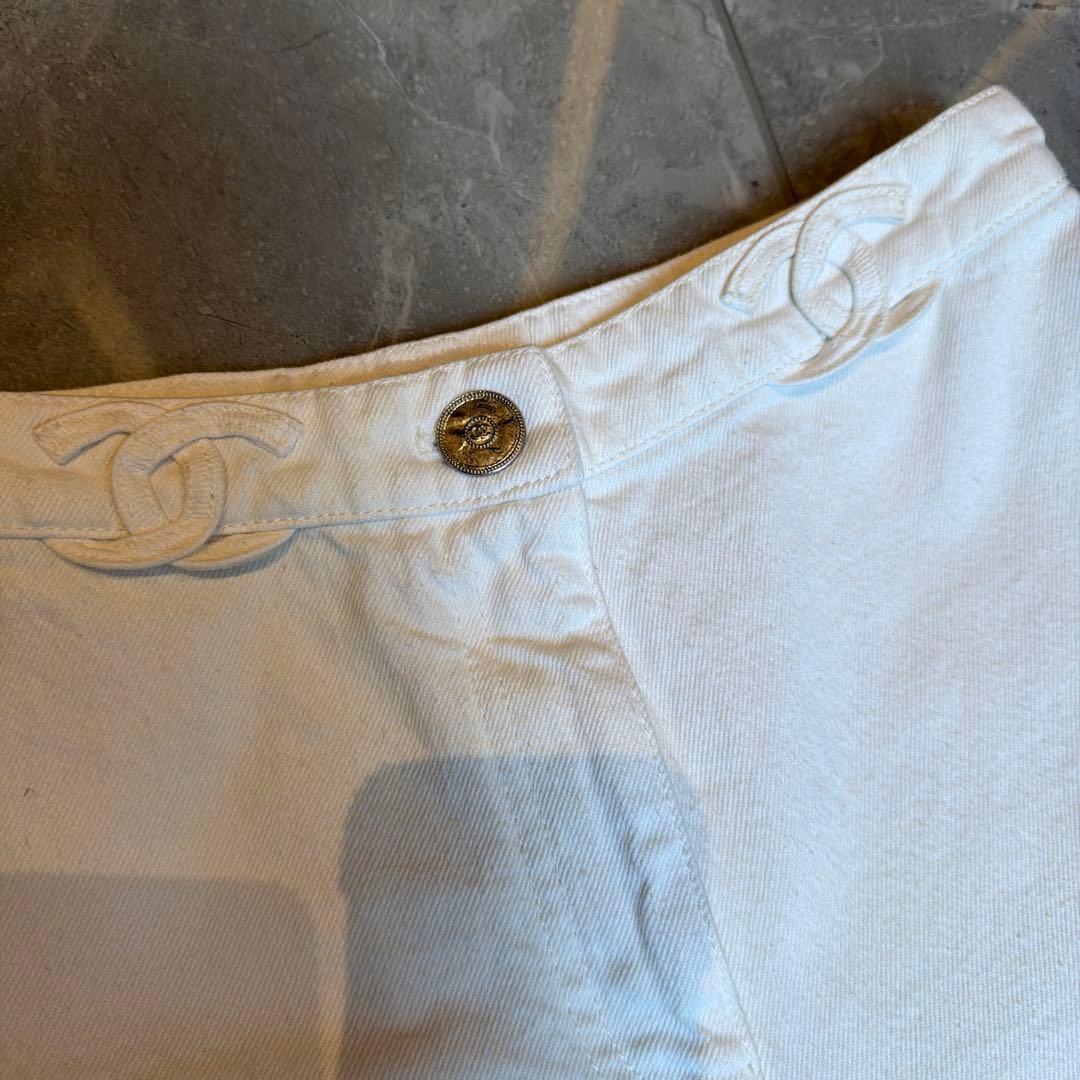 CHANEL ホワイトデニムパンツ36 中古・古着通販】CHANEL (シャネル) カメリア ココマーク エンボス