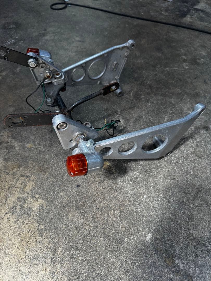 セール中！CBR400F 純正 ヘッドライトステー - メルカリ