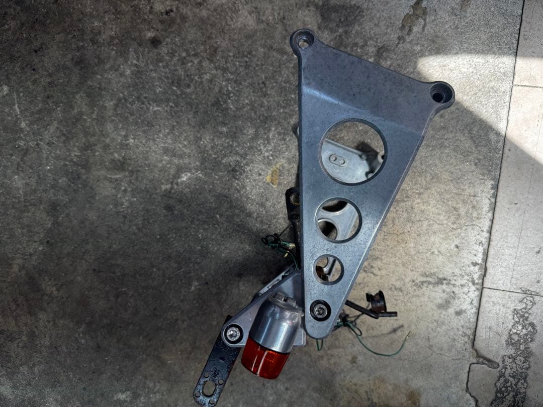 セール中！CBR400F 純正 ヘッドライトステー - メルカリ