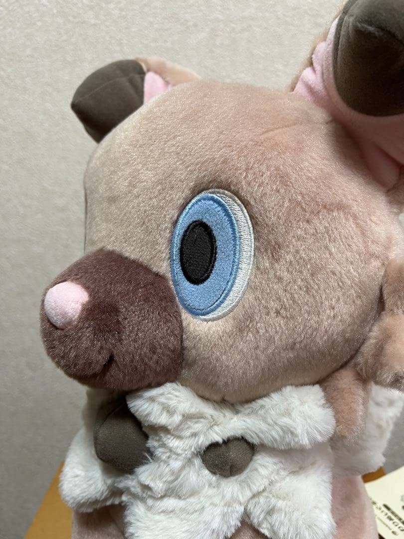 期間限定出品】イワンコ おすわりぬいぐるみ タグ付き - メルカリ