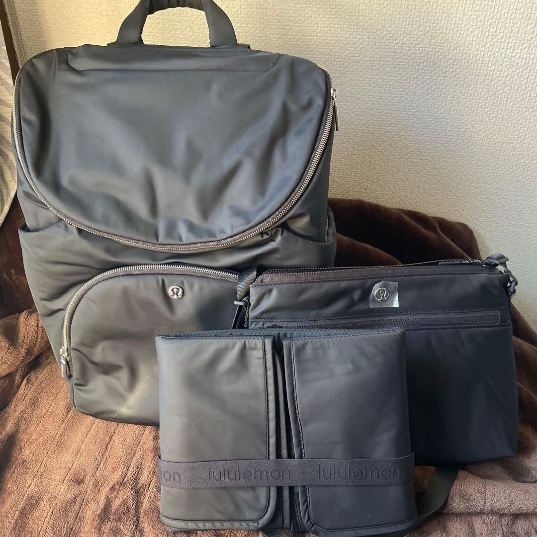 美品！Lululemon 黒 ペアレントバックパック(マザーズバッグ) lululemon☆New Parent Backpack 17L マザーズバッグ マット付き