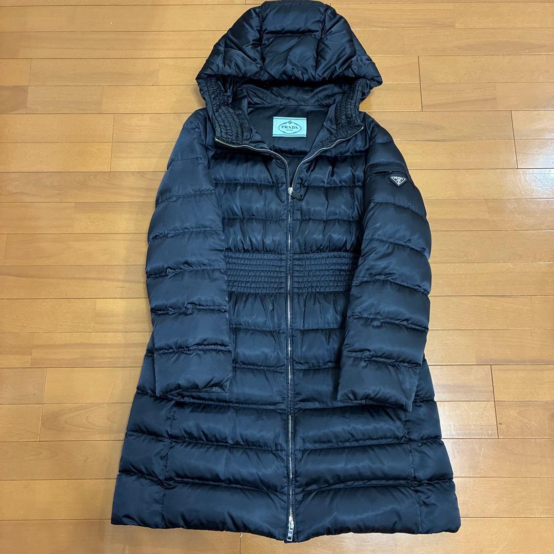 PRADA ブラック ロングダウンジャケット フード付き　三角プレート有 プラダ PRADA 三角プレートタグ 38 ブラック ロングダウンコート 正規