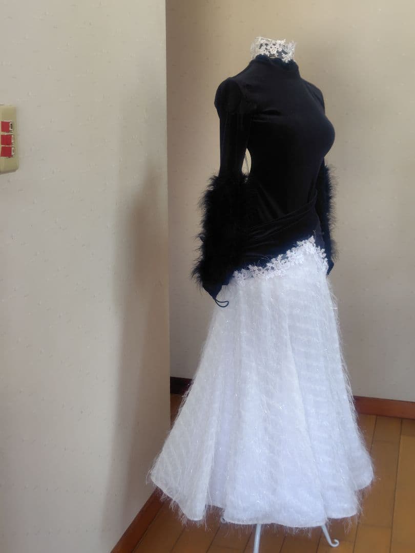 黒のベロアと白のスカート クールで個性的なドレス！軽やかにスカート広がります