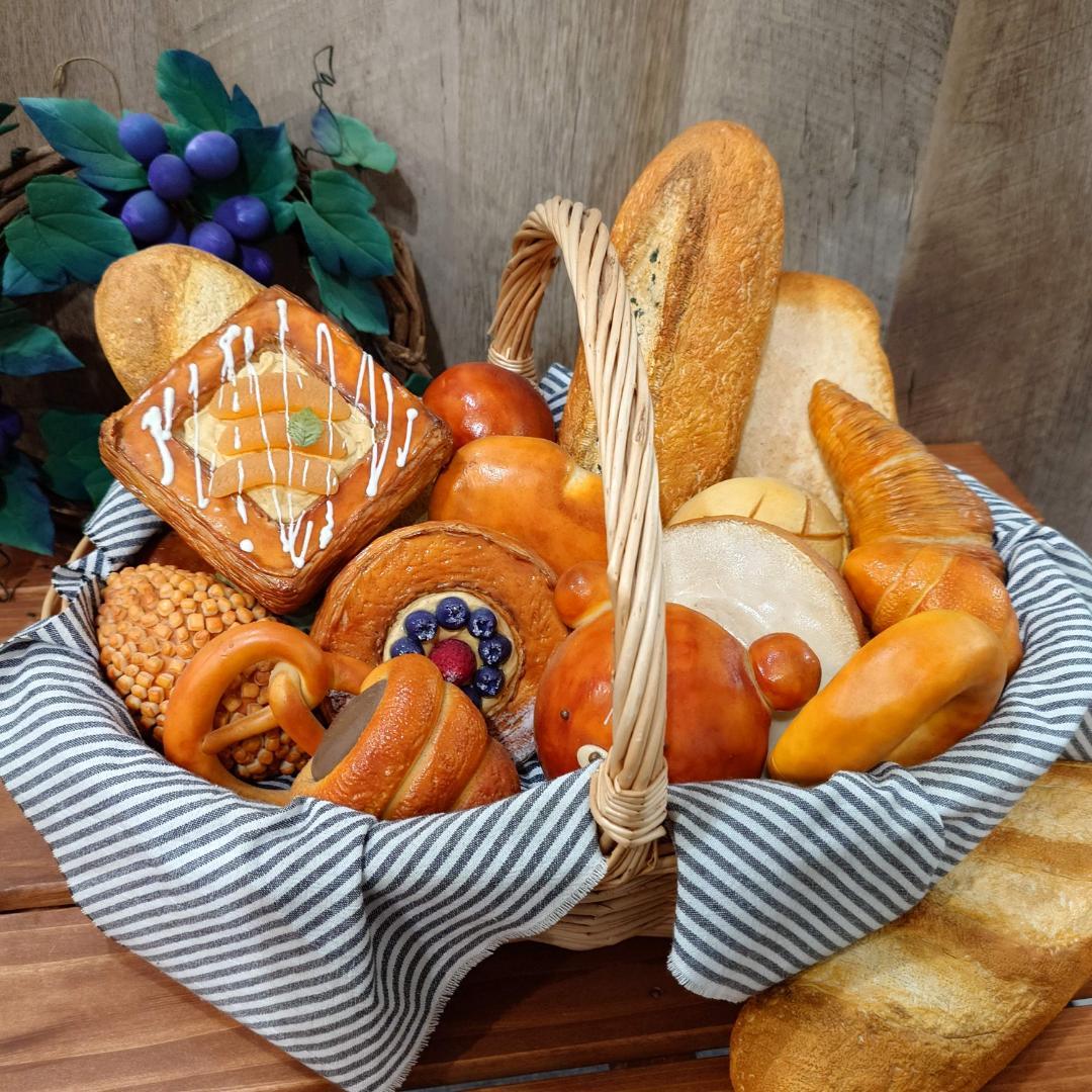 パン 食品サンプル 特注品 まとめ売り バスケット＋ぶどうリース付 ハンドメイド