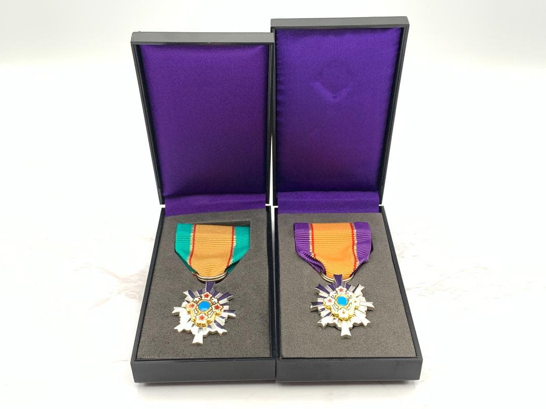 【美品】２個セット　防衛功労章　勲章　メダル　ミリタリー 防衛功労章 第4級防衛功労章 防衛記念章 自衛隊 ミリタリー 略綬 勲章