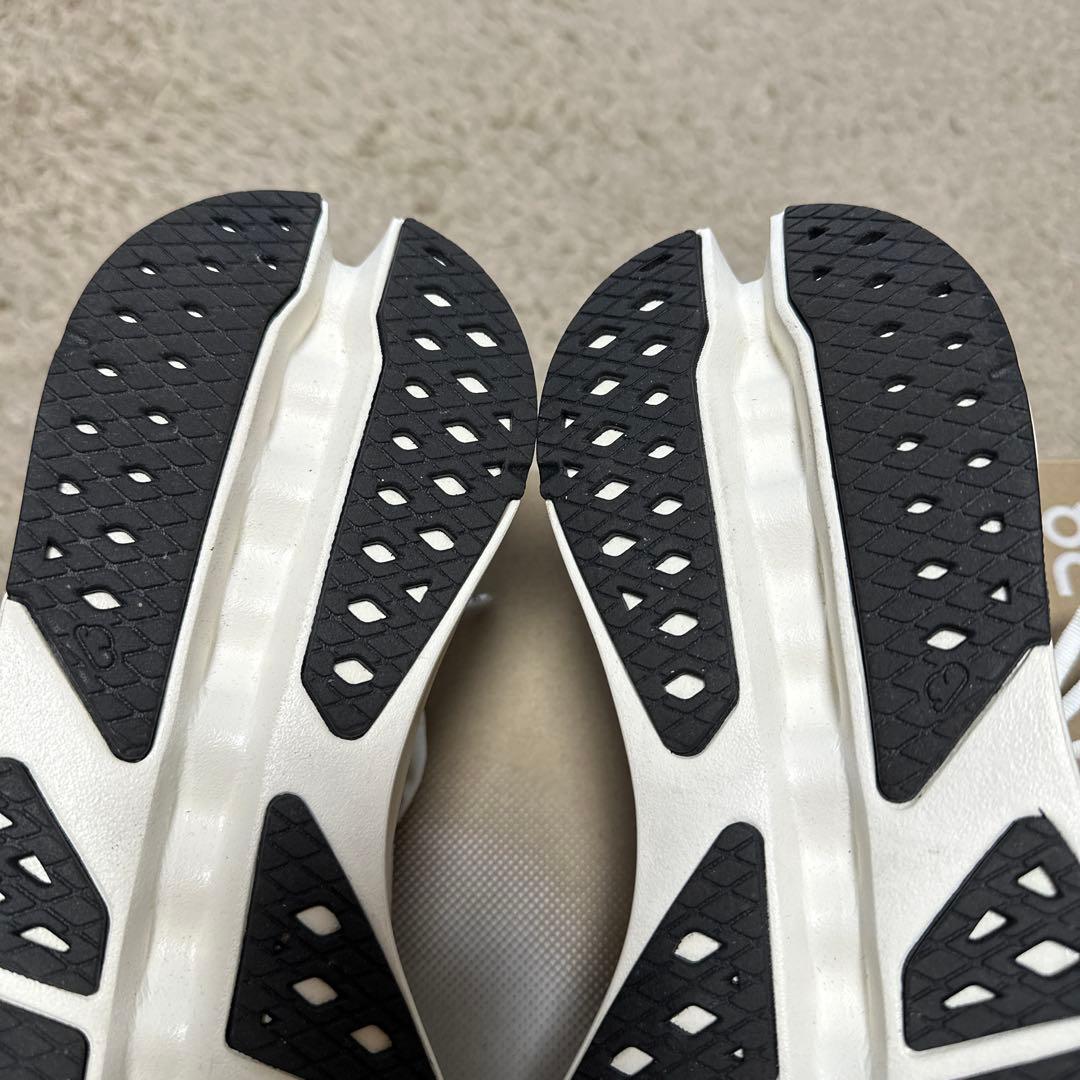 靴 On Cloudsurfer Max Wide 28.0cm