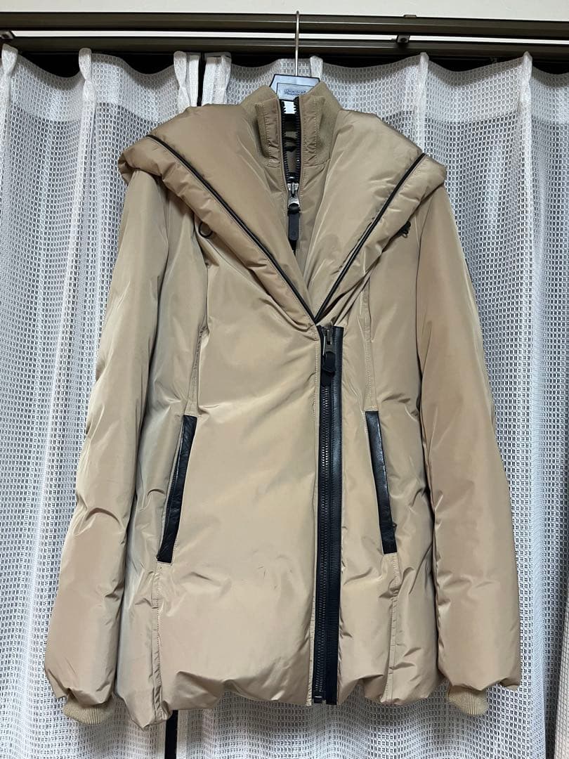 MACKAGE Mロゴ ベージュ ダウンジャケット フード付きADALI-NFR