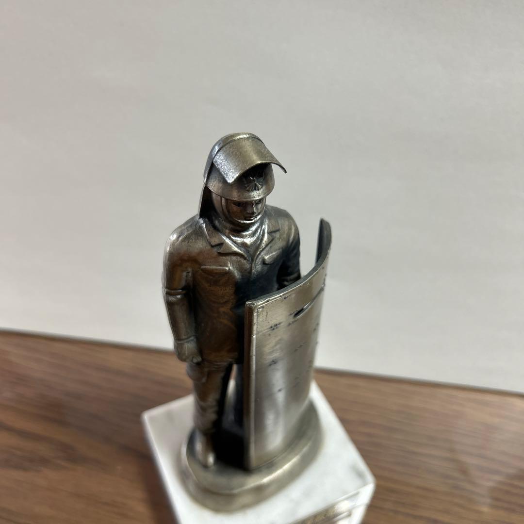 警察機動隊ブロンズ像 記念品 - メルカリ