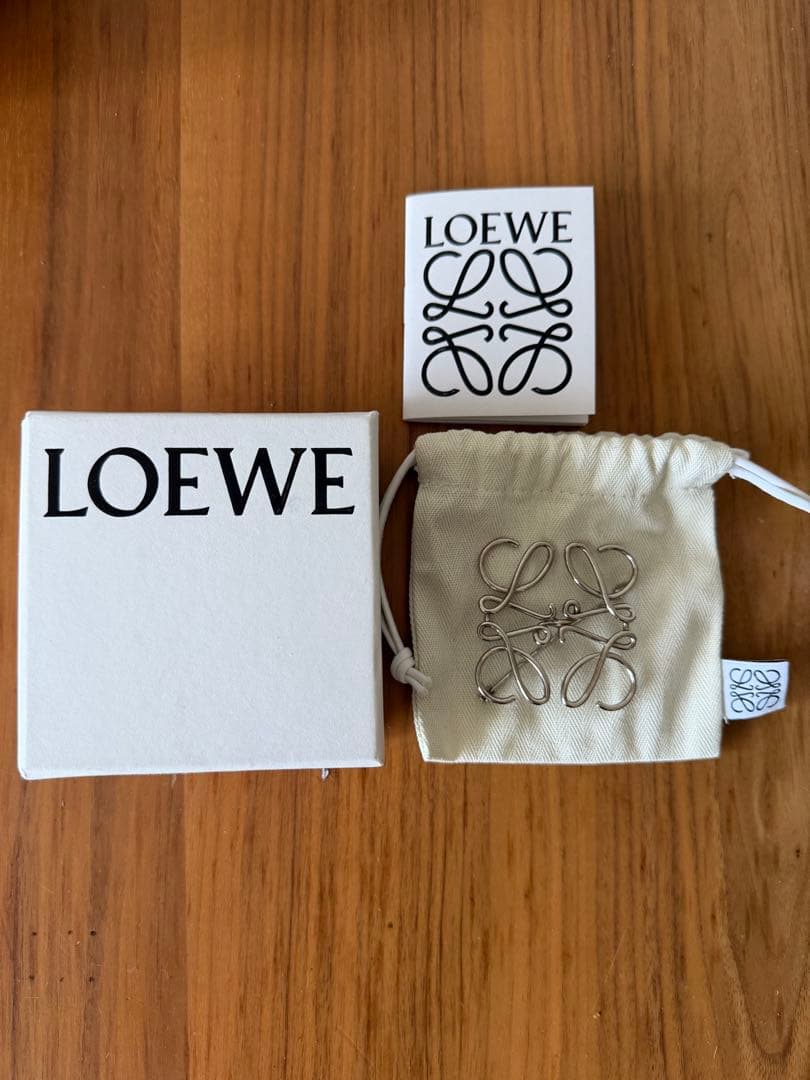 나비나。LOEWE ロエベ　ブローチ　シルバー アナグラム ブローチ シルバー - LOEWE Japan official website