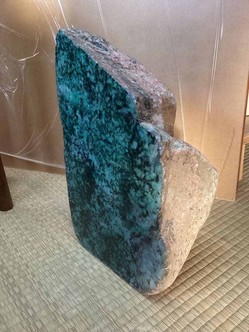翡翠原石ミャンマー　鉱物石コレクション品一面カット10kチョイ高さ約30cm置物 ミャンマー産 翡翠 原石 四面研磨 1.0kg｜天然石 原石 通販 キラリ石