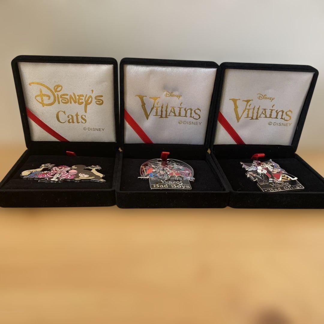 東京ディズニーランド　ピンバッジ3点セット パークの人気お菓子土産を再現！東京ディズニーランド ピンバッジセット -