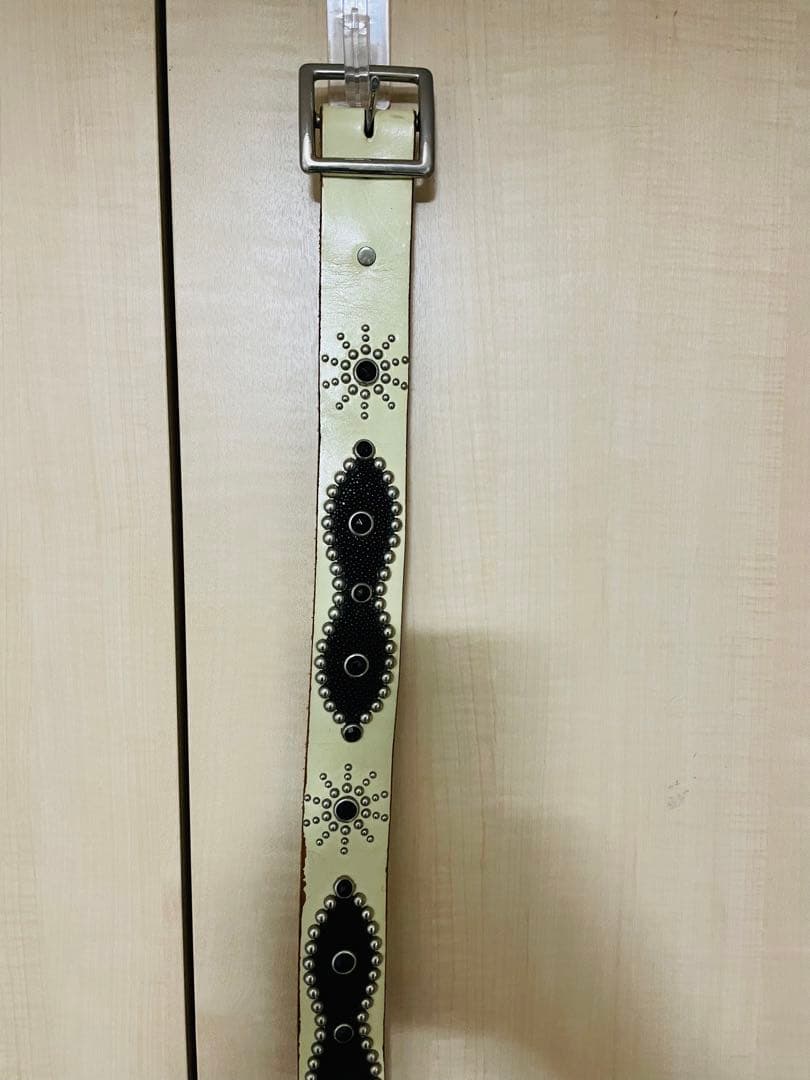 【最終価格】HTC レザー ベルト スタッズ ピーナッツ 白 黒