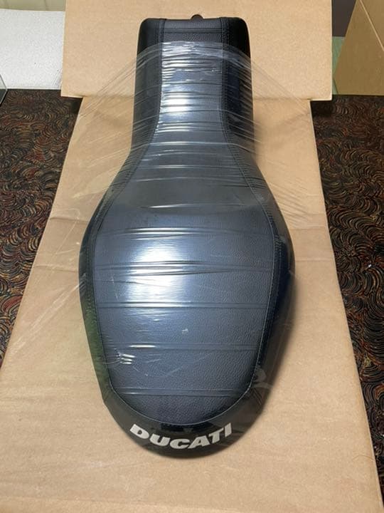 バイクシート【ducati sixty2 純正】