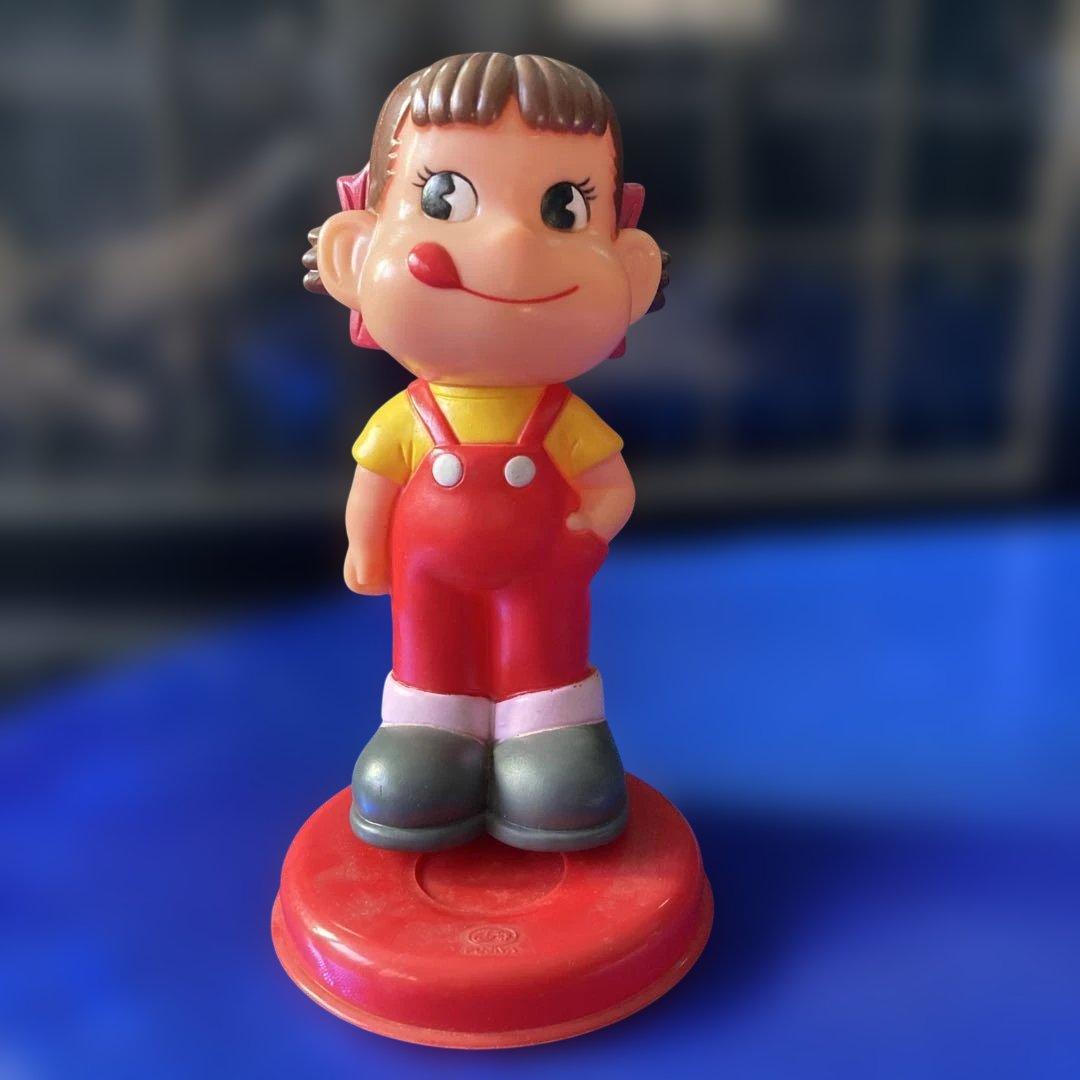 不二家 販促品 ペコちゃんソフビ人形貯金箱 赤台座 非売品 不二家 ペコちゃん 貯金箱 - 「宝の森」昭和レトロ雑貨、フィギュア
